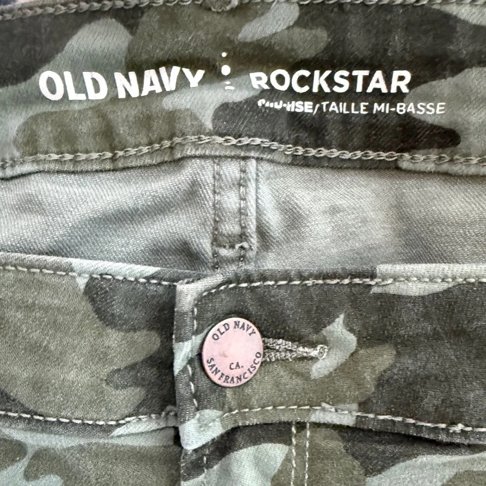 OLD NAVY Rockstar Camo Jeans Women's Size 18 Mid‎ Rise Raw Hem Army gorpcore